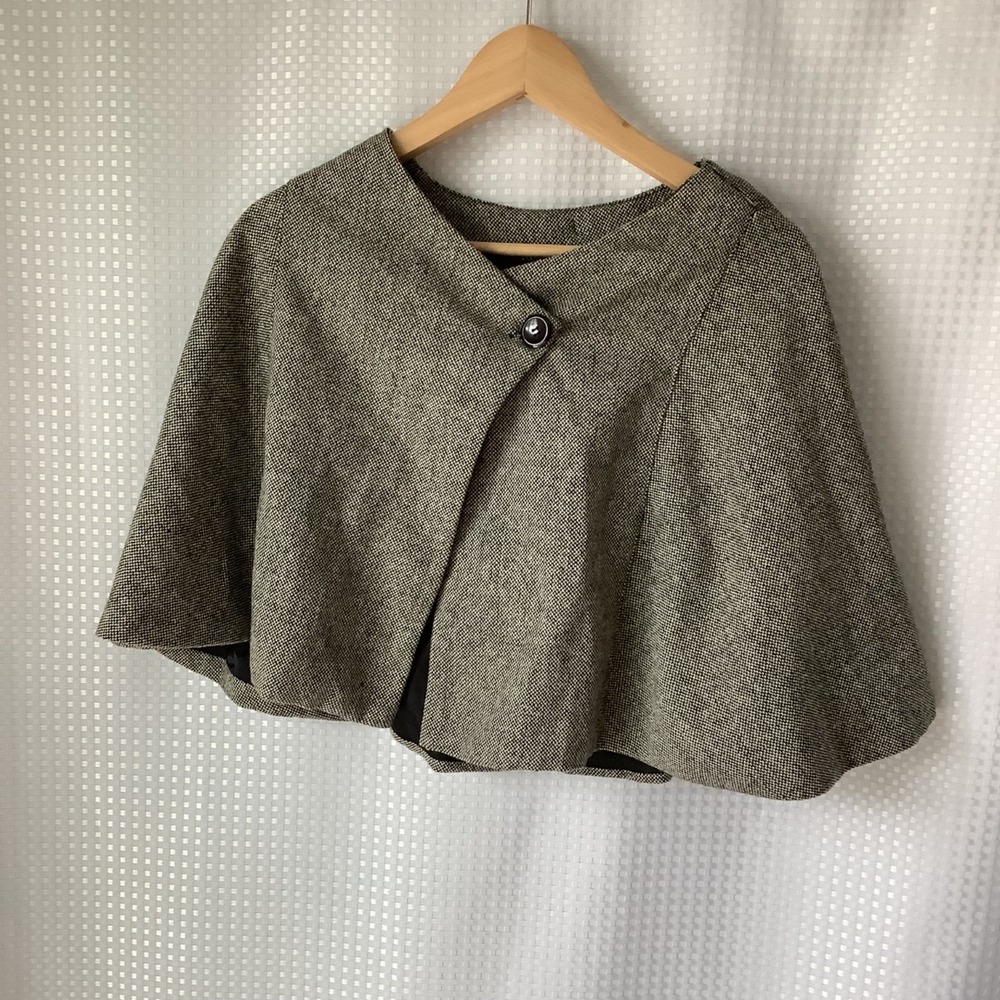 ANA‎ Gray Tweed Cape